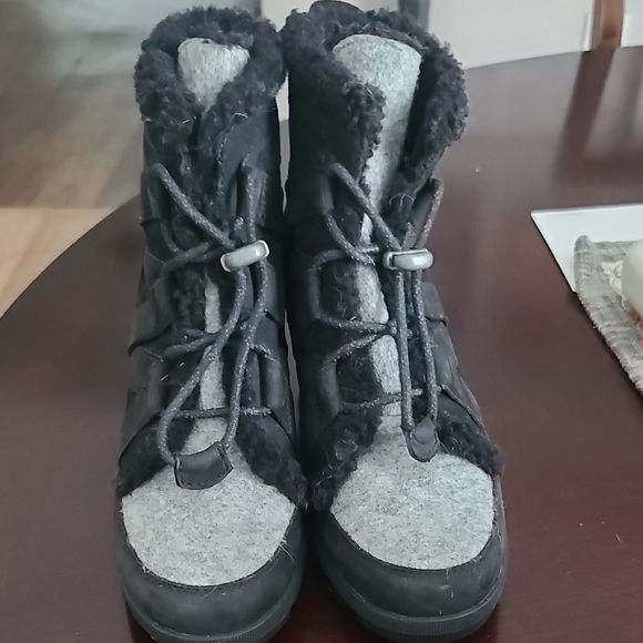 Sorel Black and Gray Winter Boots - Picture 1 of 8